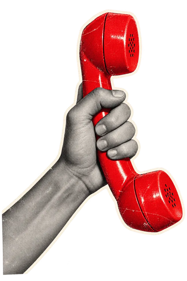 O mână ține un receptor de telefon roșu, în stil colaj vintage